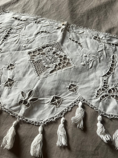 刺繍とレースの飾り布