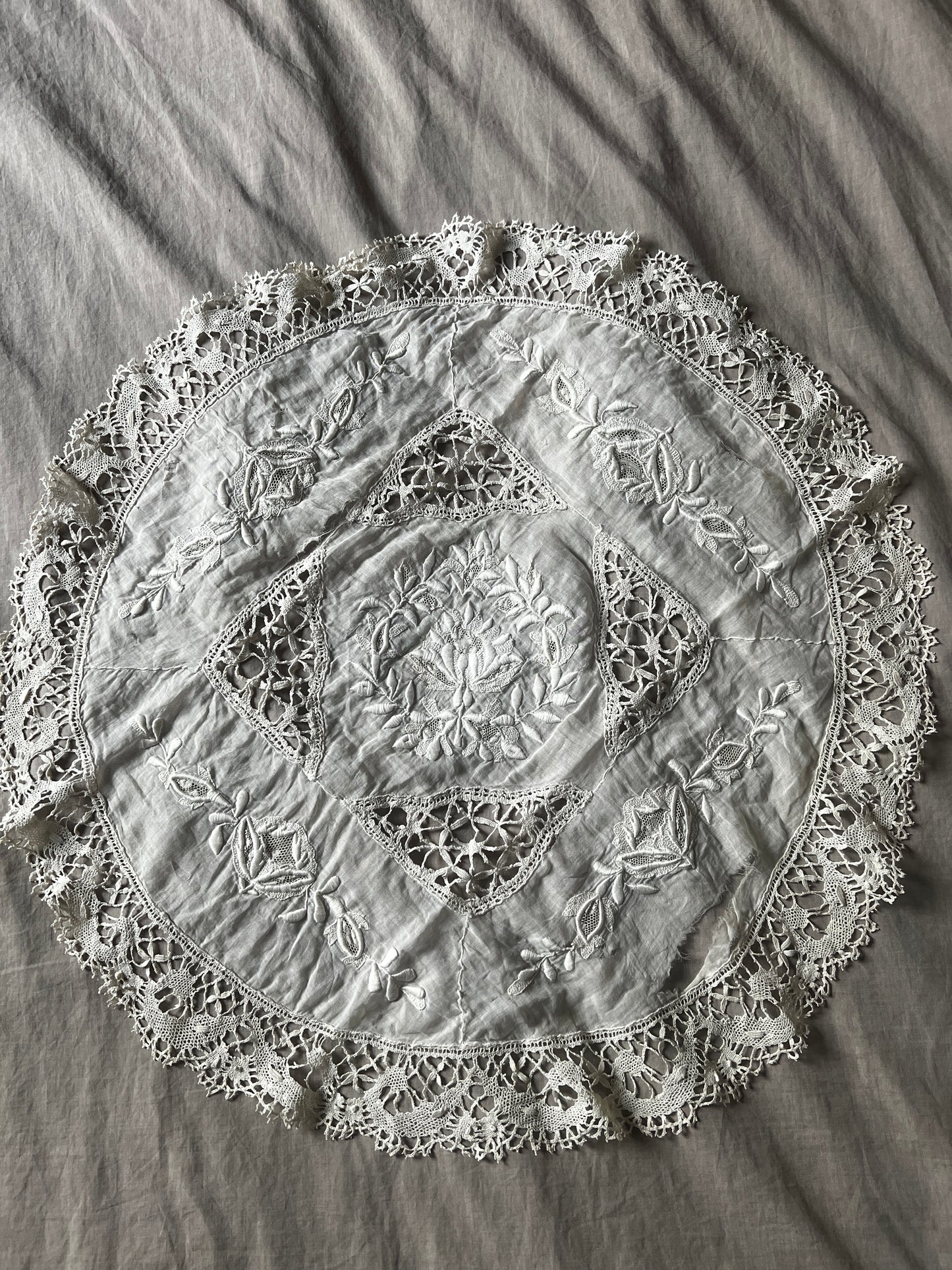 ★刺繍とレースの円形クロス(ダメージ)