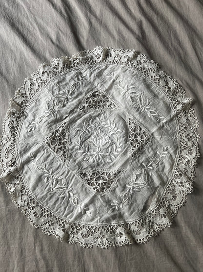 ★刺繍とレースの円形クロス(ダメージ)