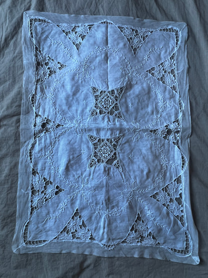 レースと刺繍のクロス