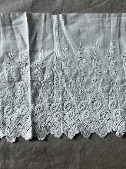 白刺繍裾飾り