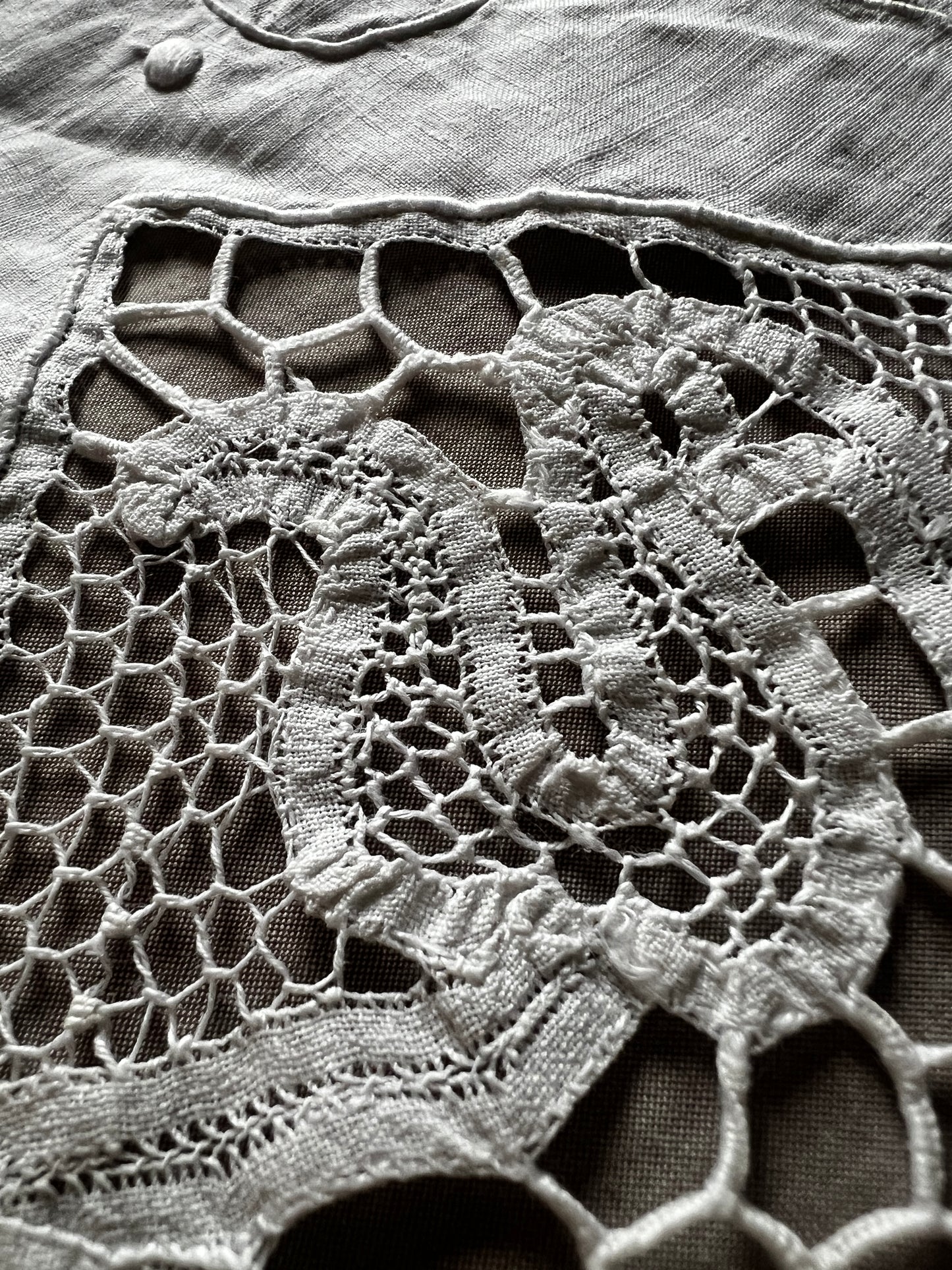 刺繍とレースの飾り布