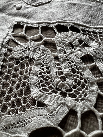 刺繍とレースの飾り布