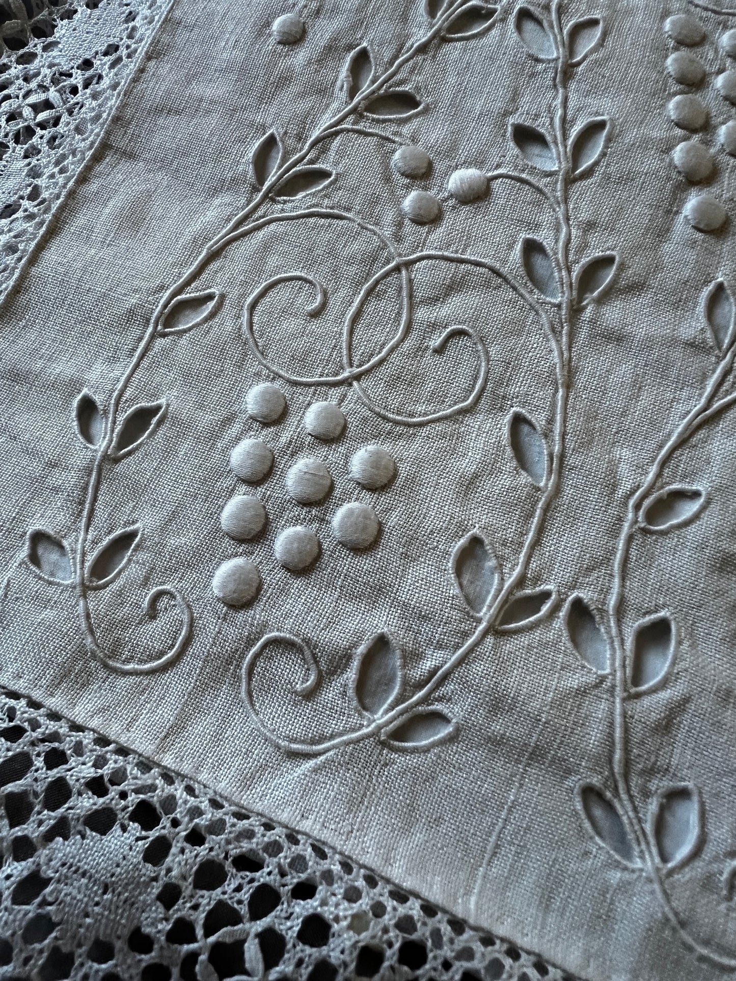 白刺繍のランジェリーサック