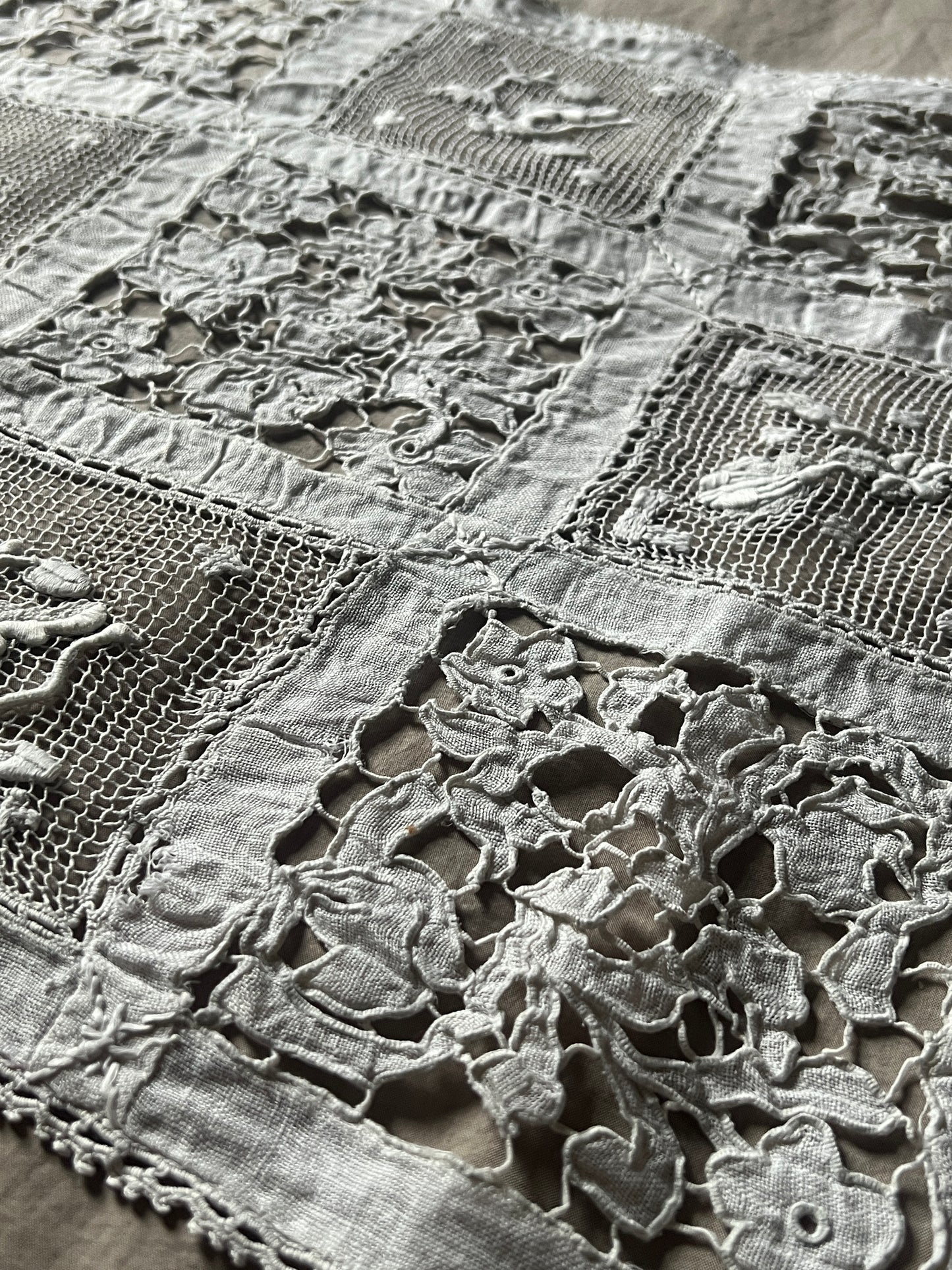 レースと刺繍の長方形クロス