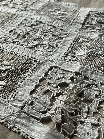 レースと刺繍の長方形クロス