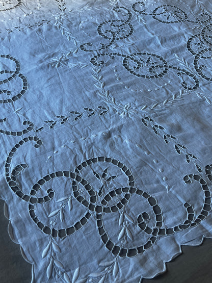 カットワークク刺繍大判クロス