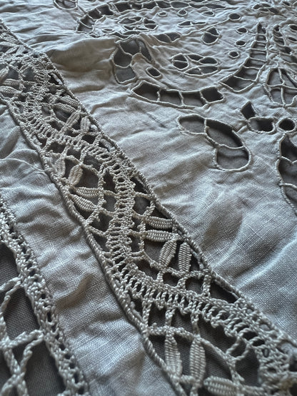 レースと刺繍の飾り布