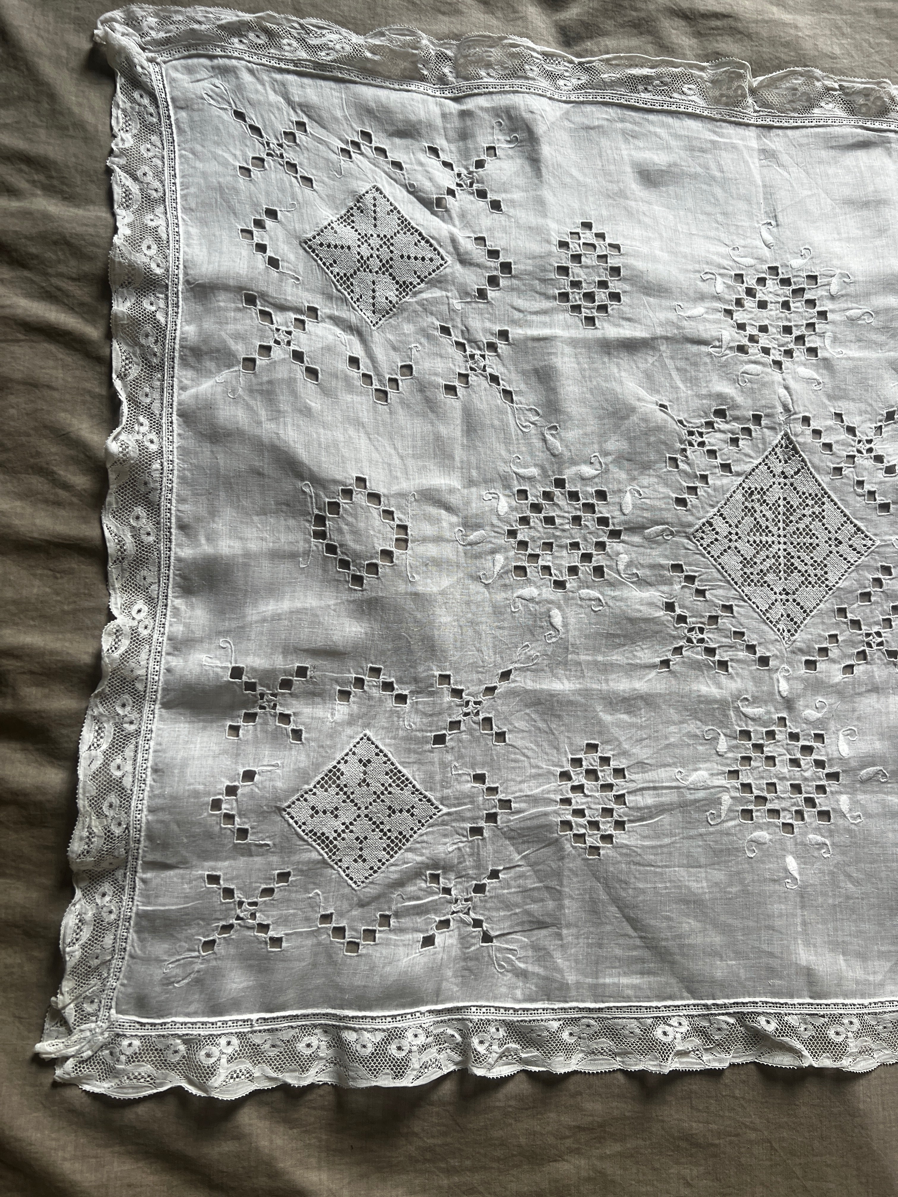 レースと刺繍の長方形クロス – France Antique 銀色アンティーク