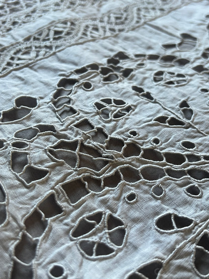 レースと刺繍の飾り布