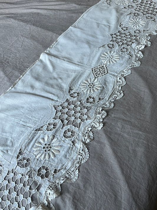 レースと刺繍の棚飾り