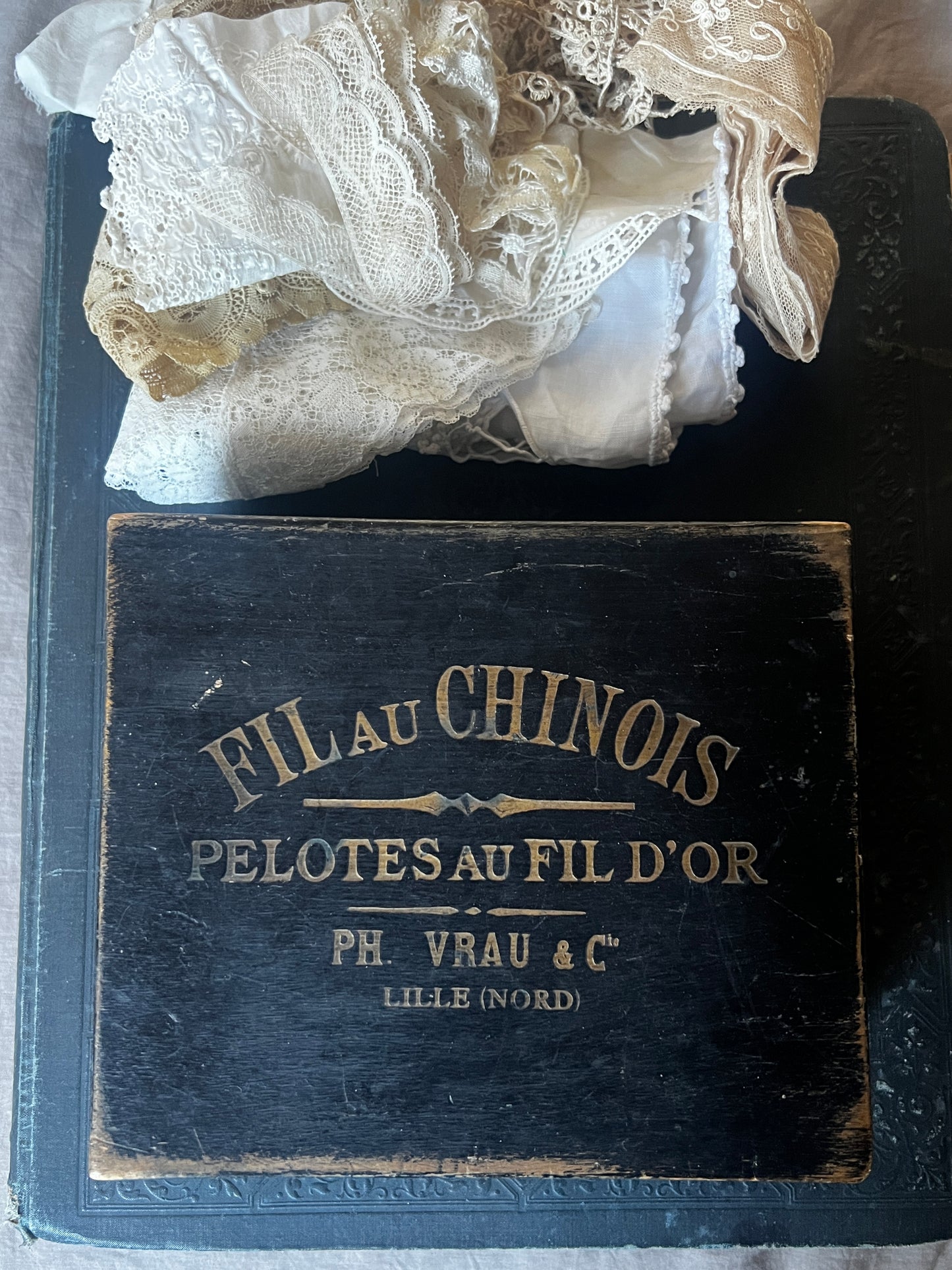 古い糸木箱とアンティークレースセット
