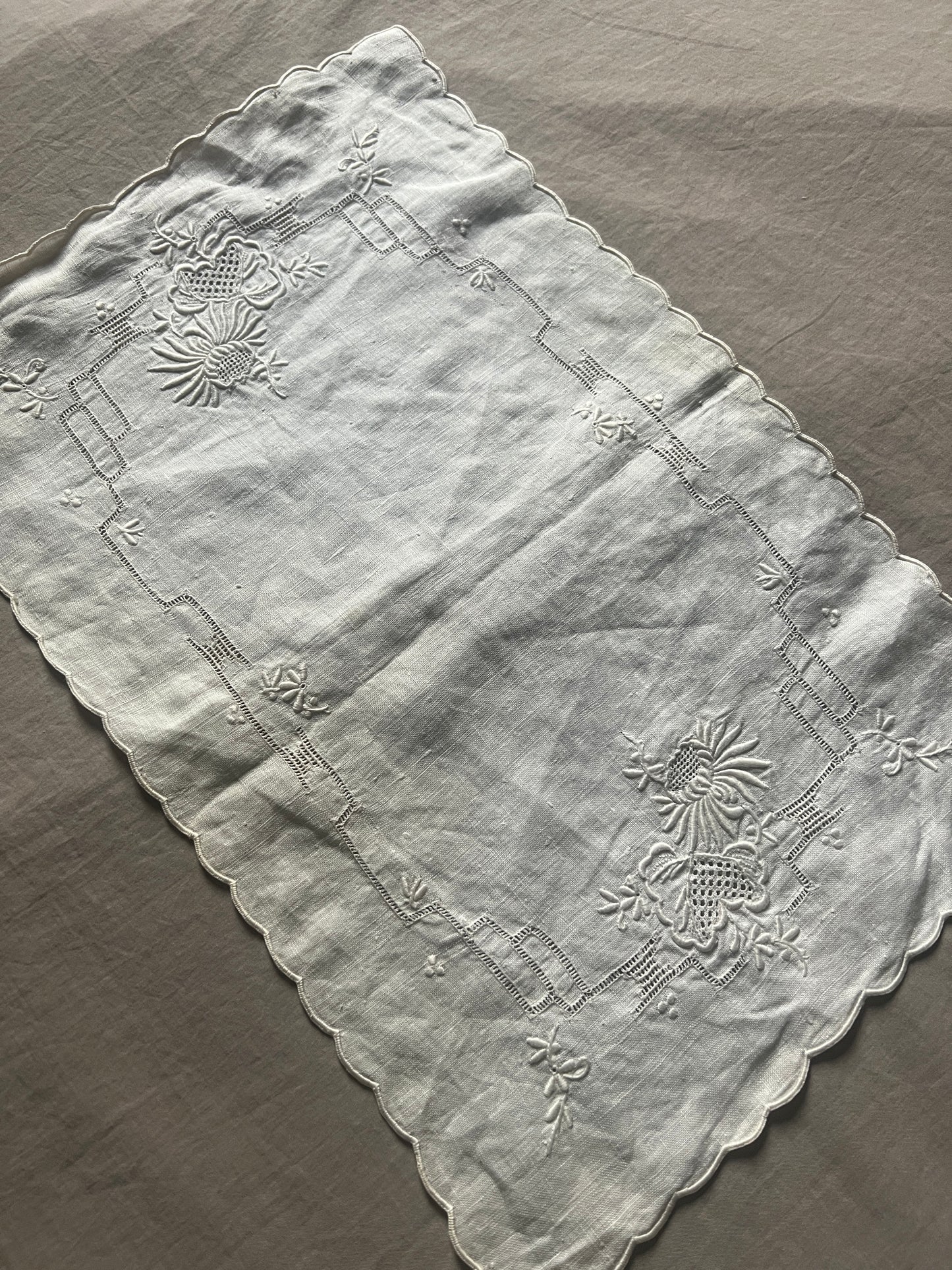 ★白刺繍リネンクロス