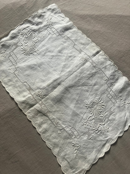 ★白刺繍リネンクロス