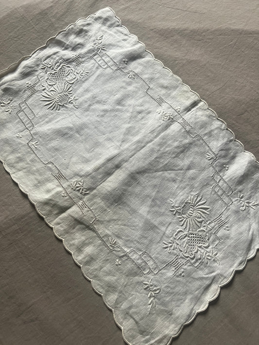 ★白刺繍リネンクロス