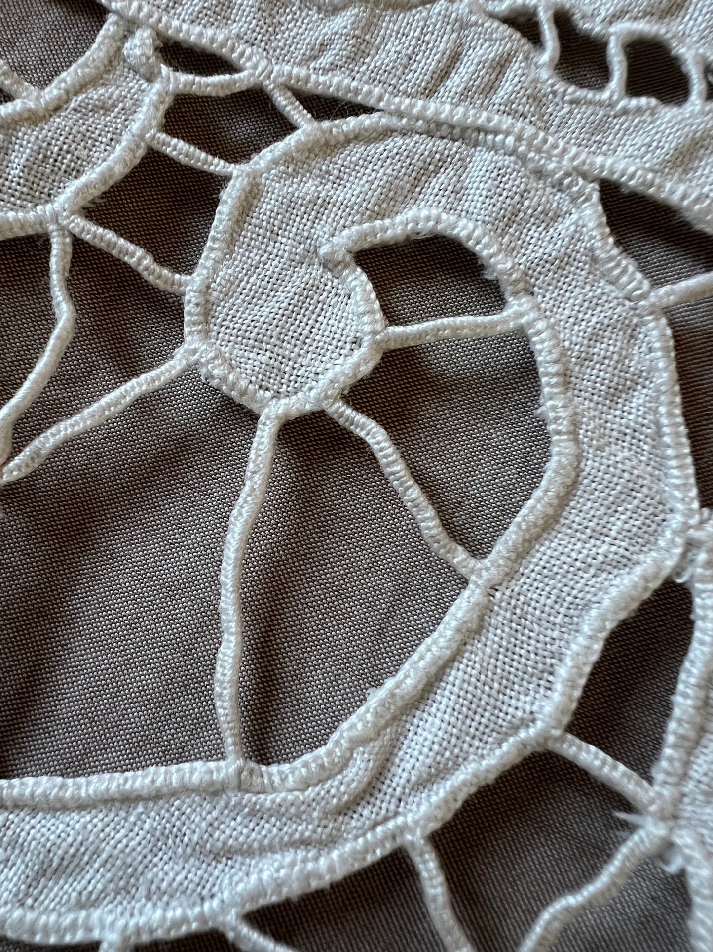 レースと刺繍のクロス