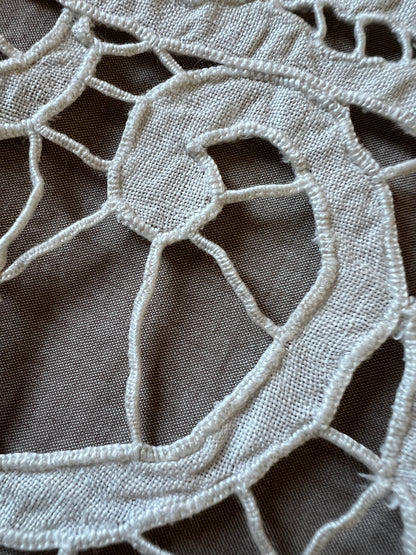 レースと刺繍のクロス