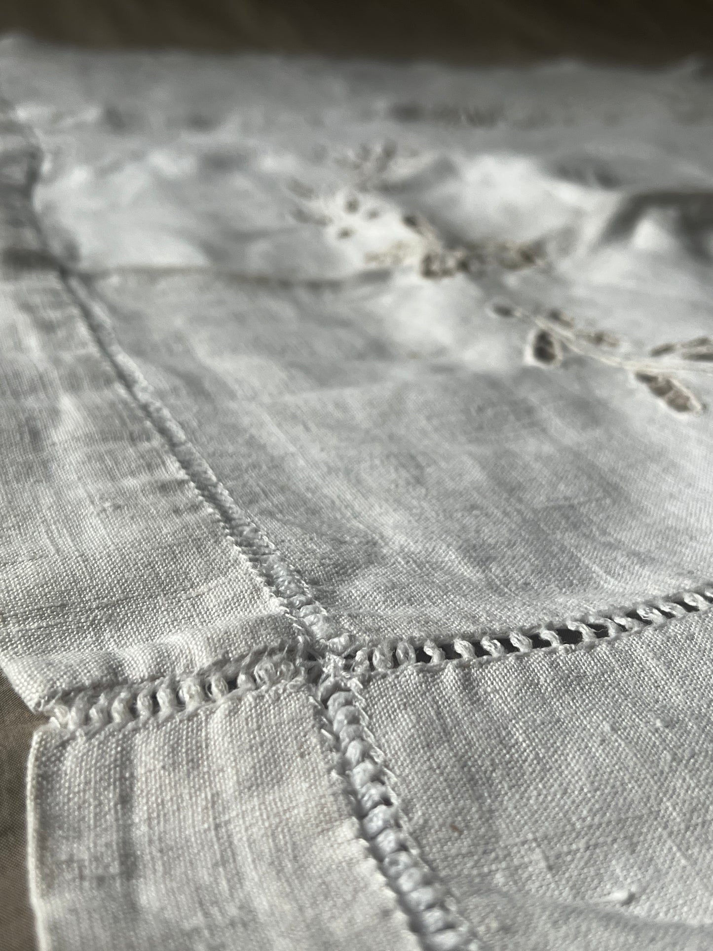 カットワーク刺繍リネンクロス(ダメージ)