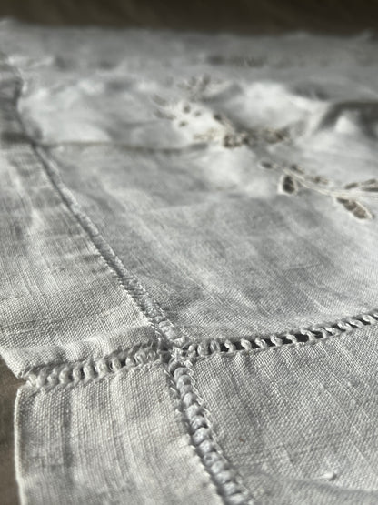 カットワーク刺繍リネンクロス(ダメージ)