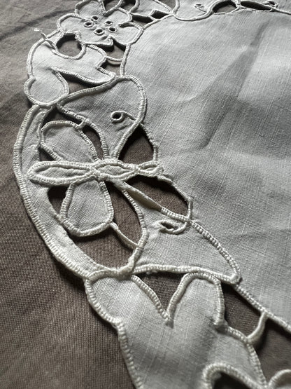 ★カットワークドイリー