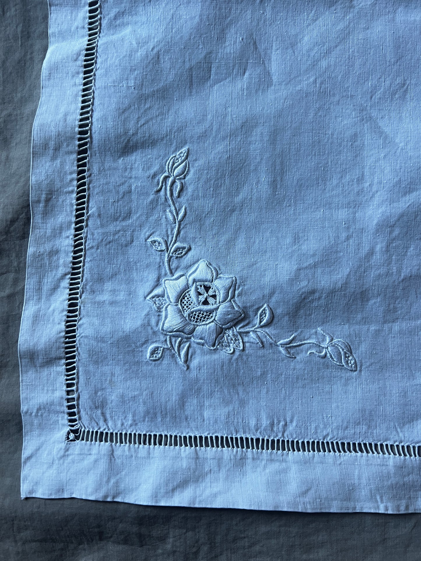 白刺繍のクロス