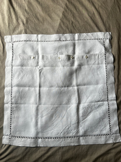 モノグラム刺繍入りクッションカバー