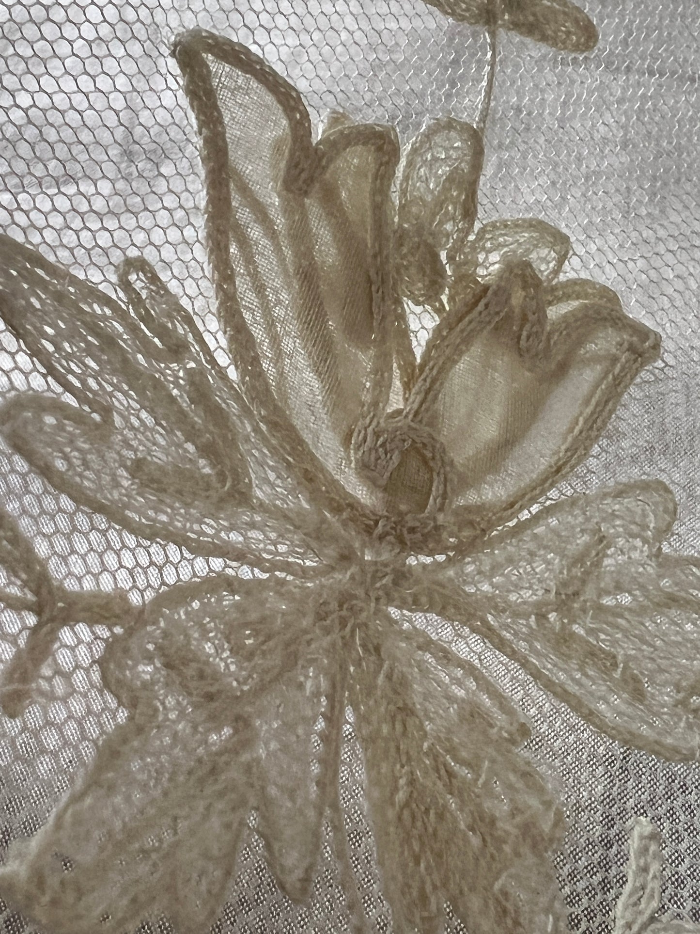 チュール刺繍レースのラペット