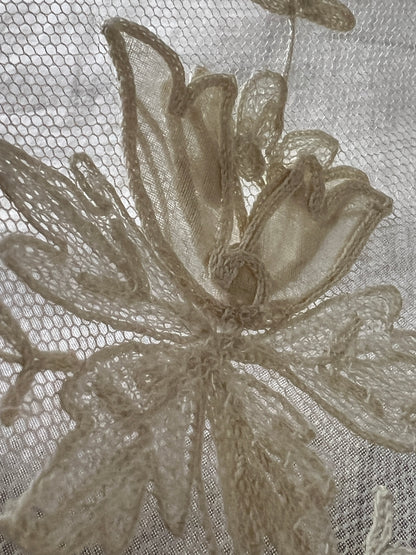 チュール刺繍レースのラペット