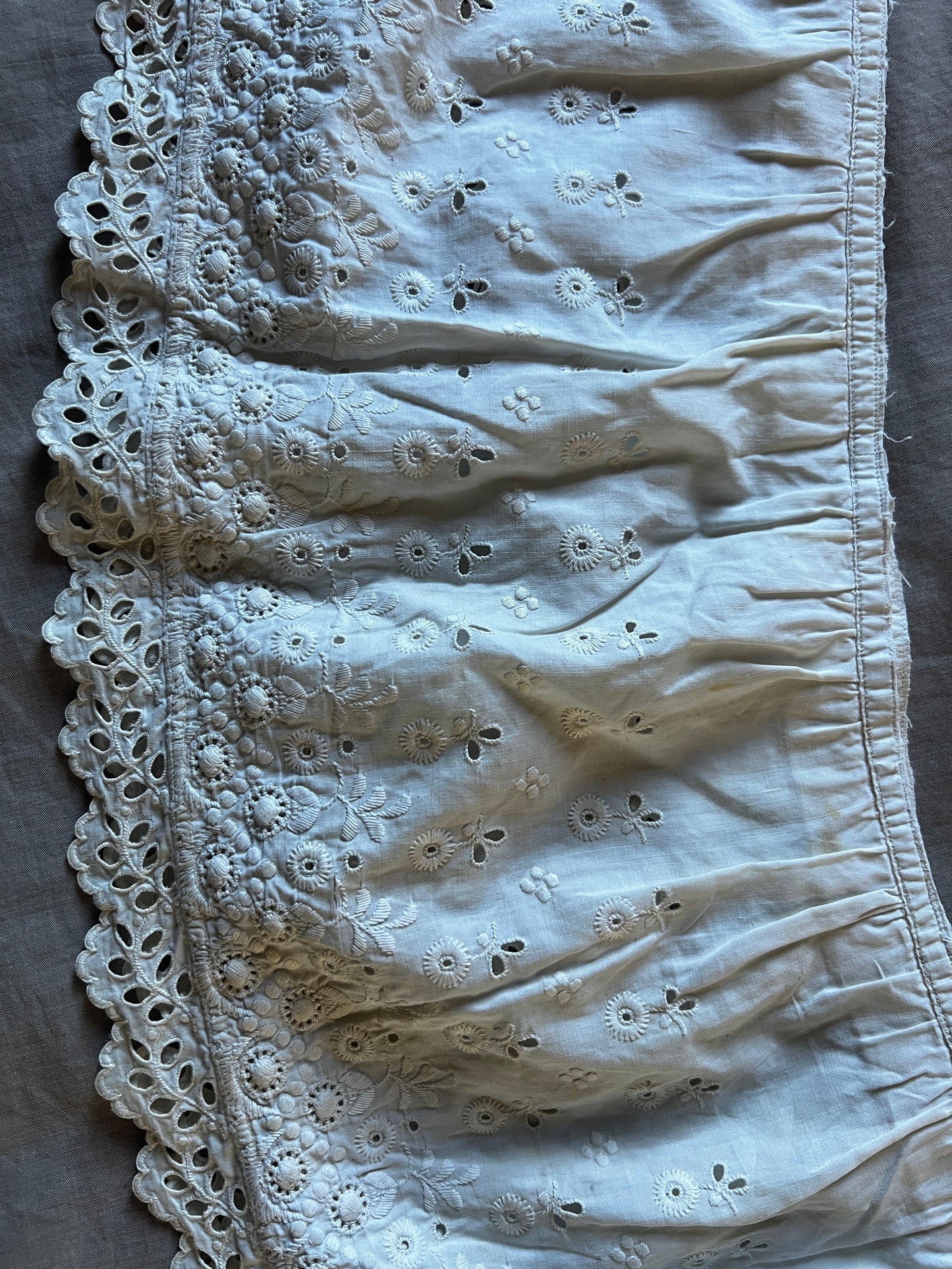 白刺繍ドレス裾飾り