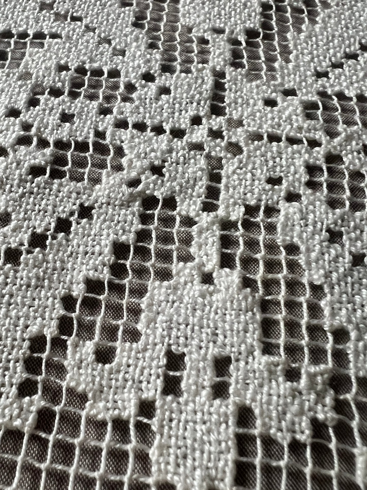 刺繍とレースの楕円クロス