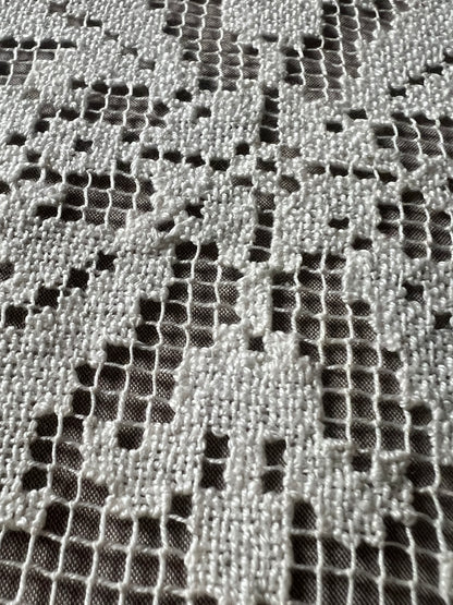 刺繍とレースの楕円クロス