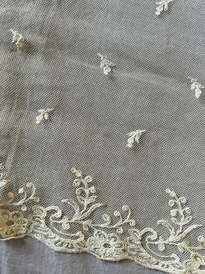 チュール刺繍レース