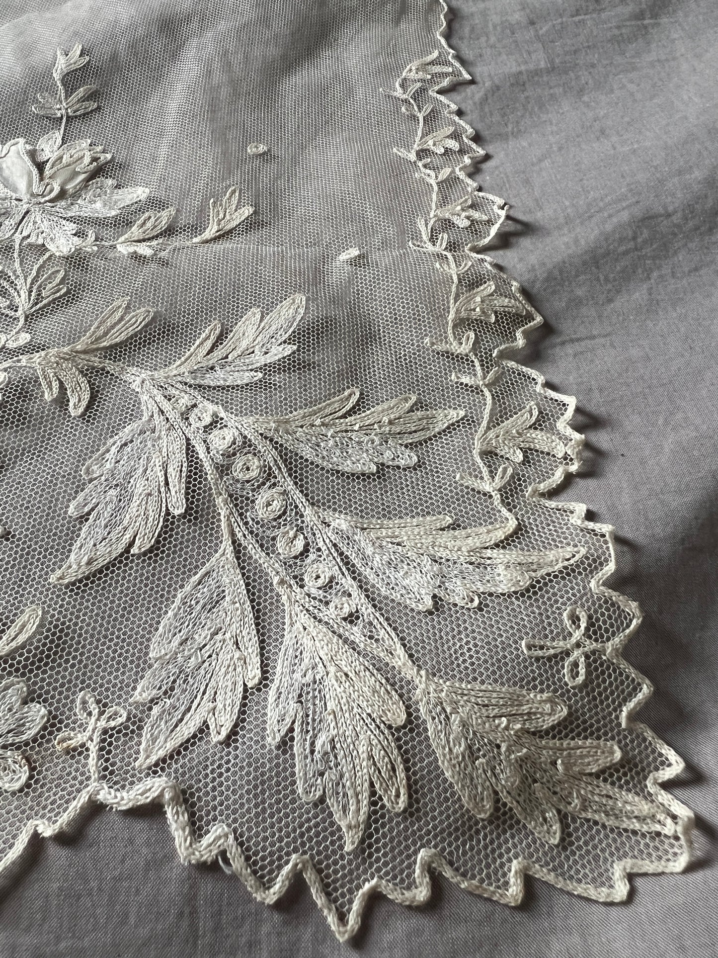 チュール刺繍レースのラペット