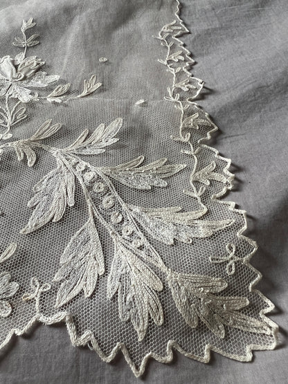 チュール刺繍レースのラペット