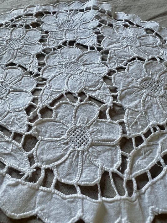 カットワークドイリー