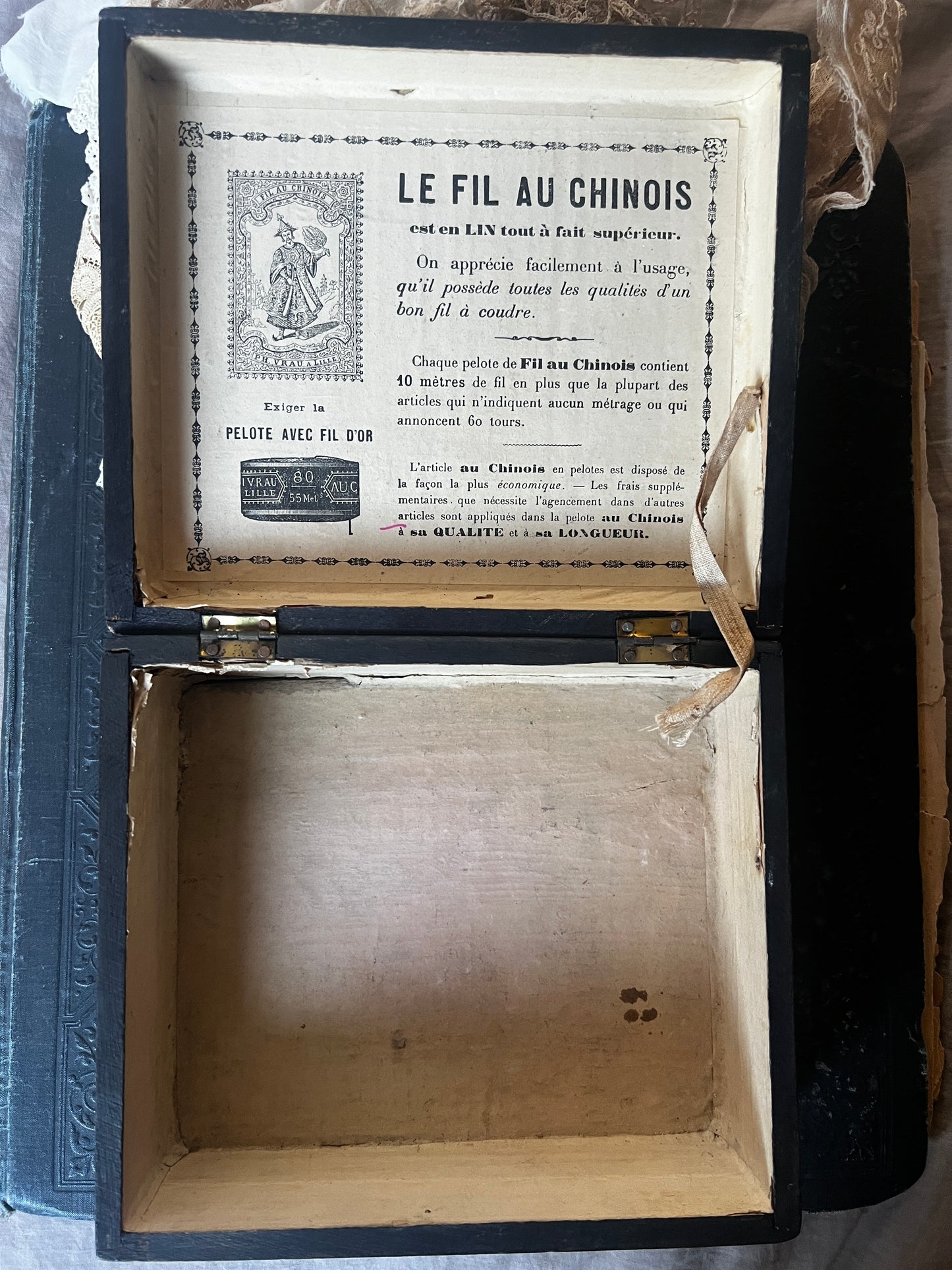 古い糸木箱とアンティークレースセット