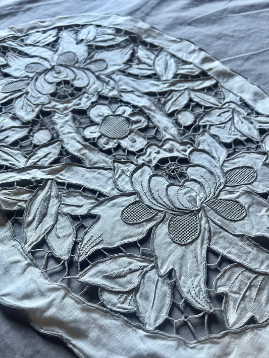 マデイラ刺繍の楕円形クロス