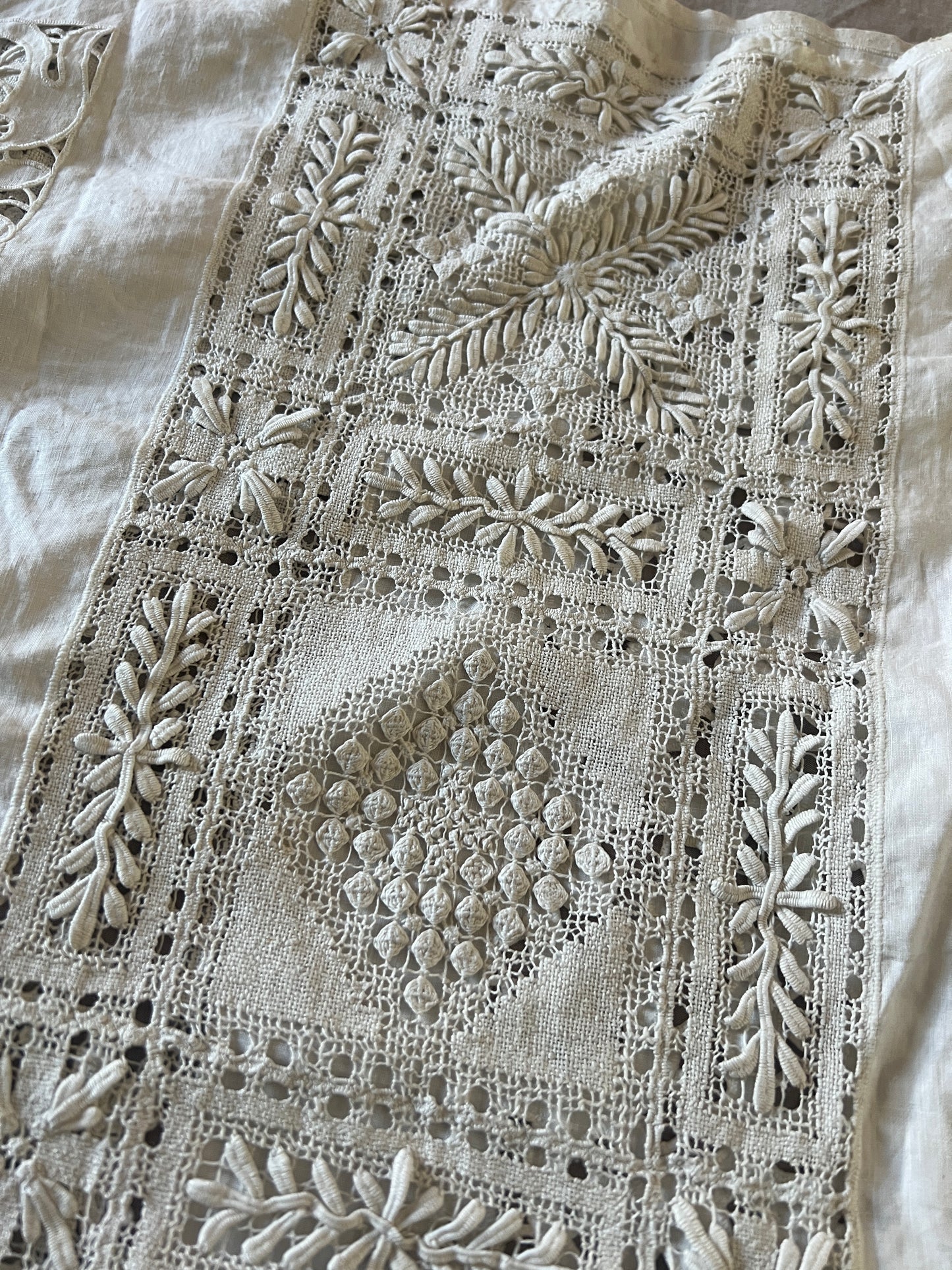 レースと刺繍の飾り布