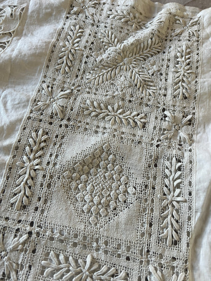 レースと刺繍の飾り布