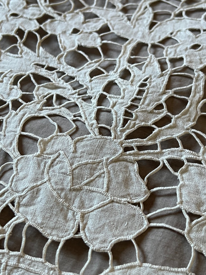 レースと刺繍のクロス
