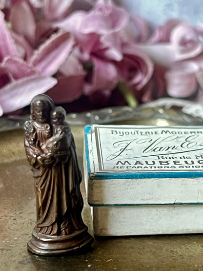 紙箱入りミニチュア母子像