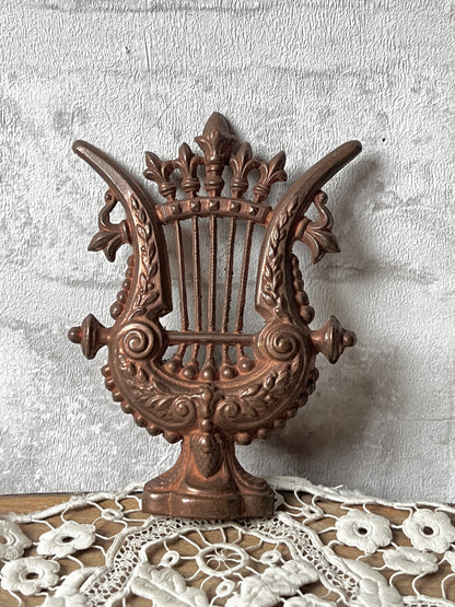 ブロンズ製竪琴のレリーフ