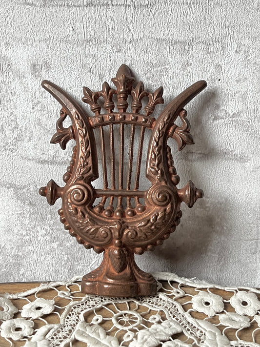 ブロンズ製竪琴のレリーフ