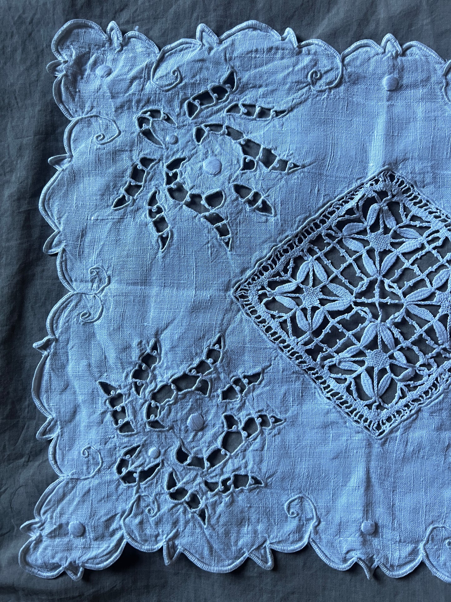 レースと刺繍のクロス