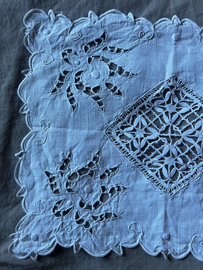 レースと刺繍のクロス