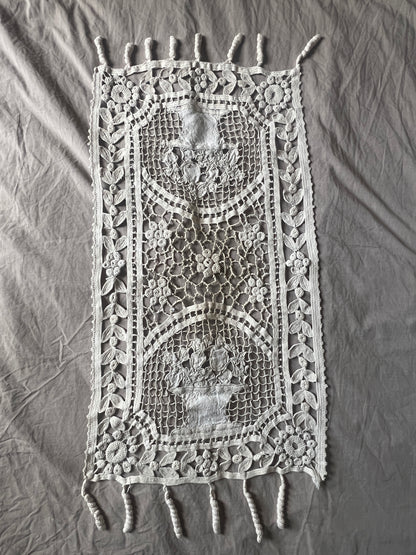 レースと刺繍の飾り布