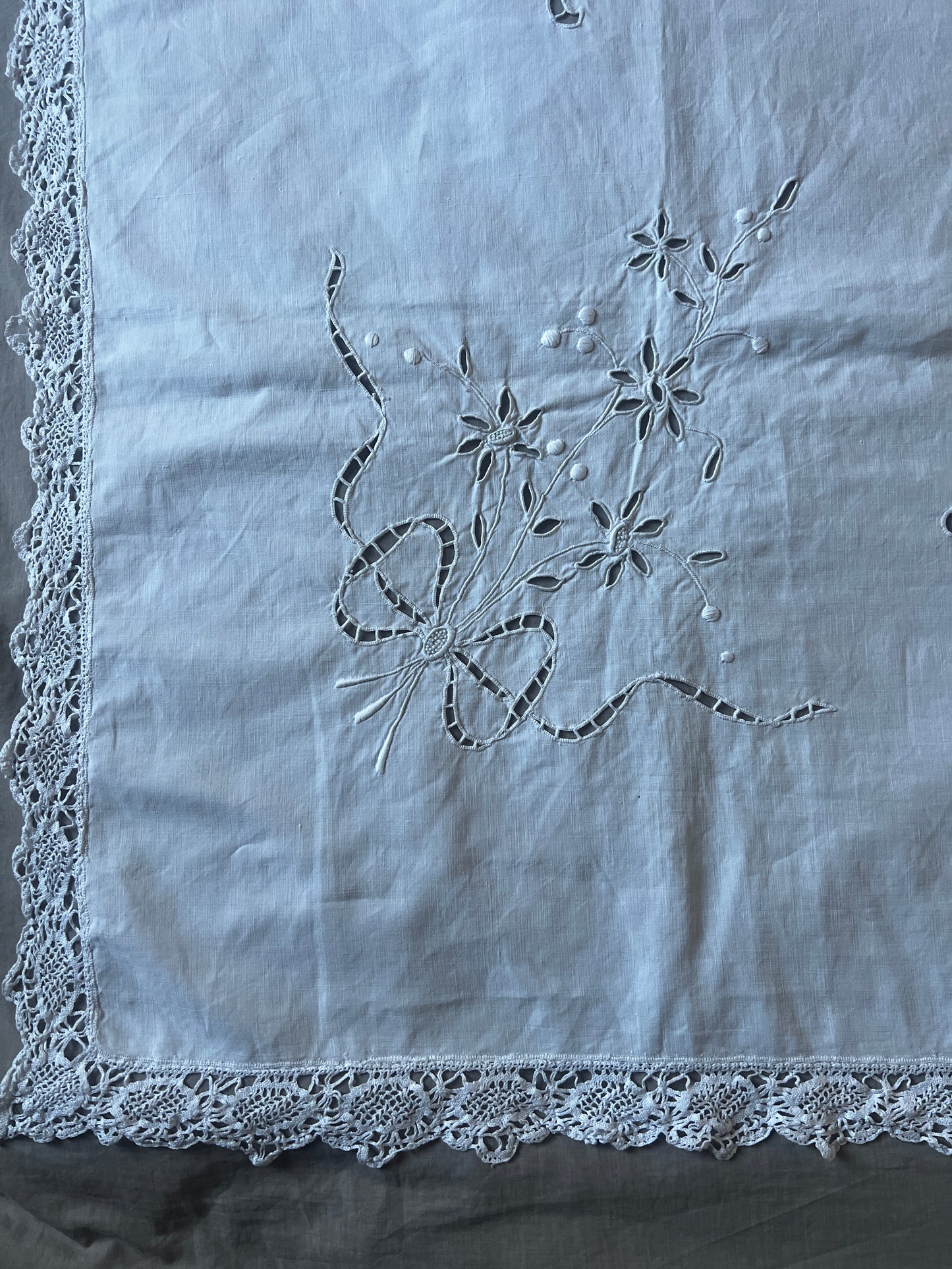 カットワークク刺繍大判クロス