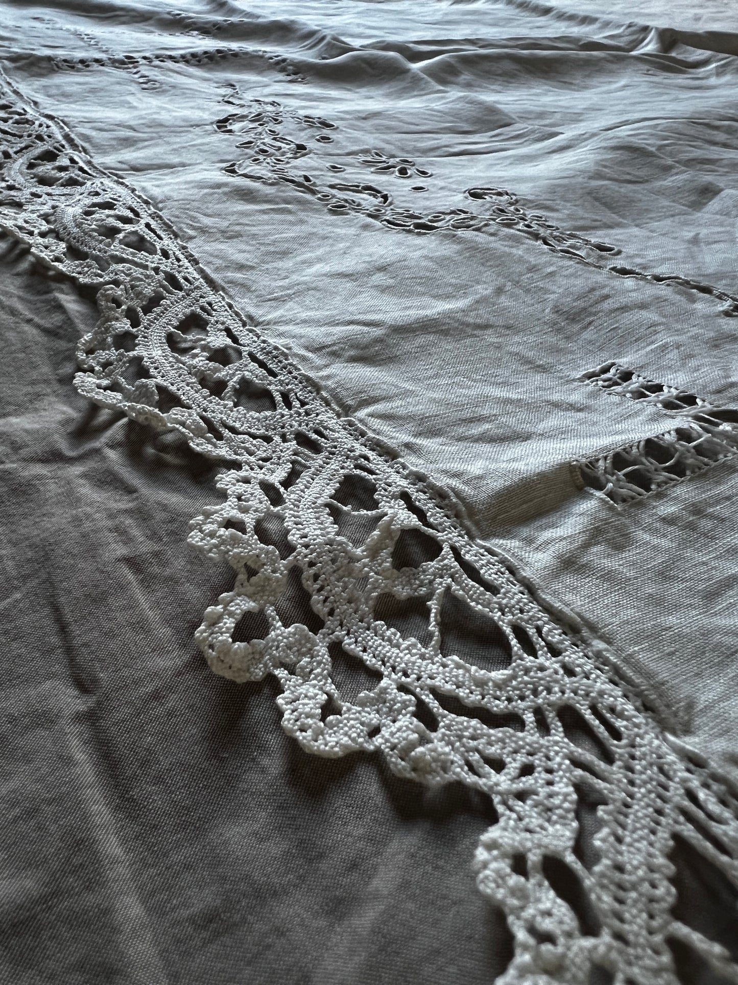 刺繍とレースのリネン