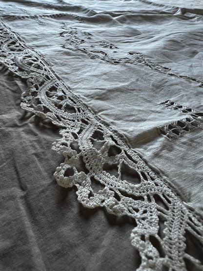 刺繍とレースのリネン