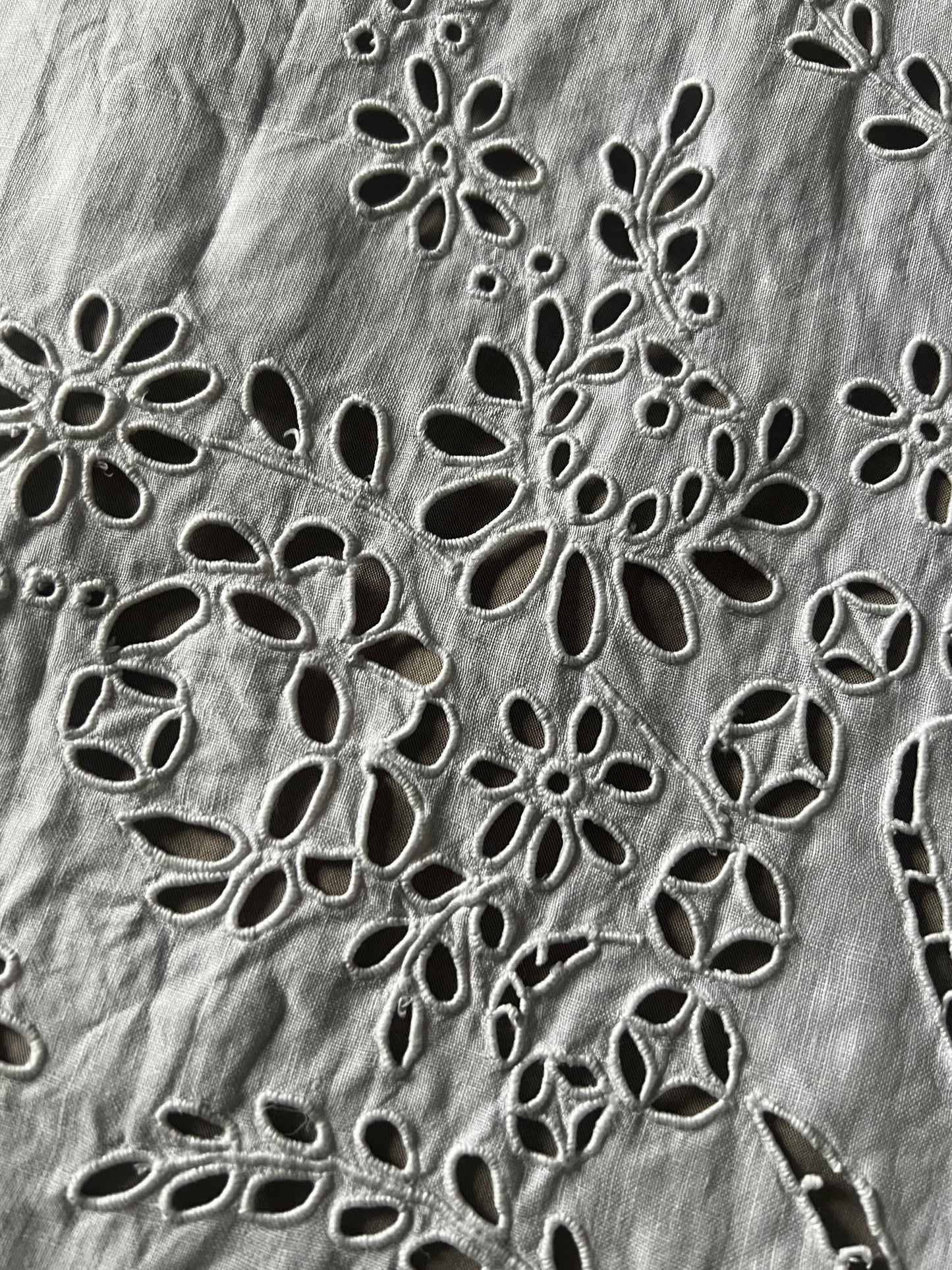 モノグラム刺繍カットワーククロス